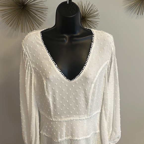 Elegant White V-Neck Dress - Picture 2 of 5